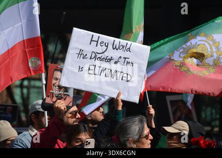 New York, New York, USA, 1. März 2026. Menschen, die die Attentate feiern, die zur Ermordung des Obersten iranischen Führers Ayatollah Ali Khamenei in Midtown Manhattan führten. Foto von Christopher Penler. Stockfoto