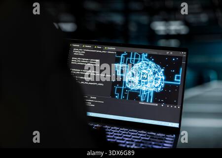 Nahaufnahme des Rechenzentrumsadministrators, der Tests mit KI-Technologie zur Behebung von Fehlern durchführt. Server Hub Worker nutzt künstliche Intelligenz, um Algorithmen für eine schnellere Verarbeitung und Aktualisierung der Kernservices zu verfeinern Stockfoto