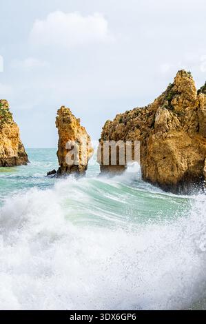 Dramatische Wellen krachen gegen die atemberaubenden Felsformationen von Ponta da Piedade in Portugal. Der Atlantische Ozean zeigt seine Kraft und Schönheit in diesem Meter Stockfoto