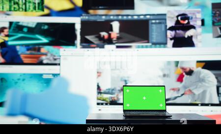 Chroma Key Notebook und Videowände mit verschiedenen Unterhaltungskanälen. Laptop mit isoliertem Bildschirm vor digitalem Hintergrund, der die Feed-Aktivitäten in sozialen Netzwerken anzeigt Stockfoto