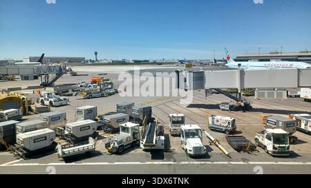 Toronto, ON, Kanada - 29. Oktober 2025: Ein Flugzeug der Air Canada sitzt am Flughafen Toronto Pearson. Stockfoto