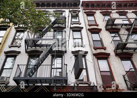 Alte flache New York City Apartmentgebäude mit externer Feuertreppe Stockfoto