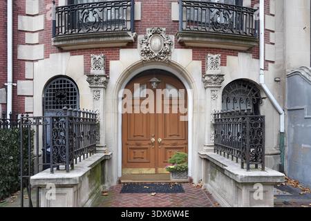 Eintritt zum prunkvollen Manhattan Stadthaus mit brauner Tür Stockfoto