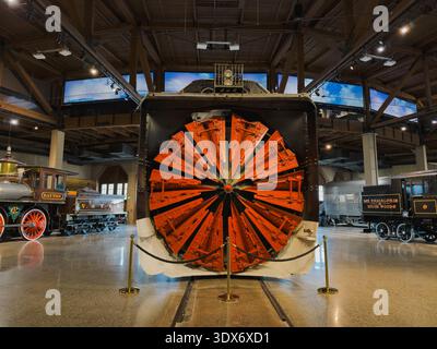 SACRAMENTO, KALIFORNIEN, USA - 1. MÄRZ 2026: Der riesige Südpazifik Rotary Snowplow No MW 208 wird zentral im California Stat angezeigt Stockfoto