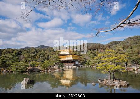 Kyoto, Japan – Januar 2026: Der Goldene Pavillon spiegelt sich über den See im Kinkaku‑JI-Tempel Stockfoto