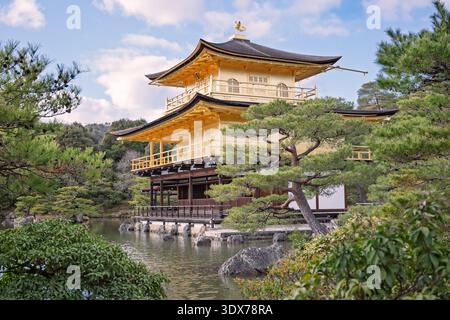 Kyoto, Japan – Januar 2026: Der Goldene Pavillon spiegelt sich über den See im Kinkaku‑JI-Tempel Stockfoto