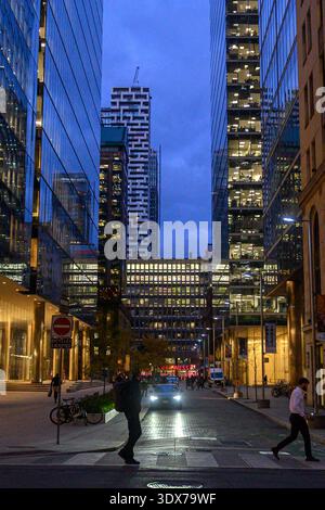 Toronto, ON, Kanada - 11. November 2025: Das Bild zeigt eine lebhafte Straße in Toronto in der Abenddämmerung und hebt die moderne Architektur der Stadt hervor. Stockfoto