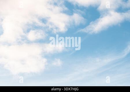 Weiche Weiße Wolken Vor Blauem Himmel Natürliches Wetter Hintergrund Stockfoto