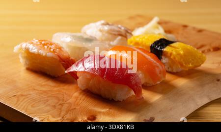 Auswahl an frischem Nigiri-Sushi auf einem Holzbrett Stockfoto