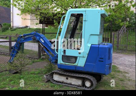 Lviv, Ukraine. August 2023. Kleiner Bagger auf einer Baustelle. Bauarbeiten. Stockfoto