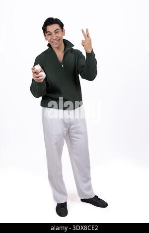 Junger Mann mit Friedenszeichen oder Siegesgesgesen Stockfoto