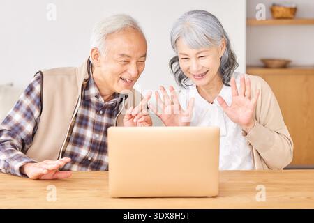 Videoanrufe für Seniorenpaare mit Laptop Stockfoto