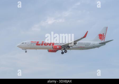Phuket Thailand 25 11 2025: Passagierflugzeug Boeing 737-900 er von Thai Lion Air, liverisiert mit dem Lion Air Logo, rotem Löwenkopf und Inschrift, Fliege Stockfoto