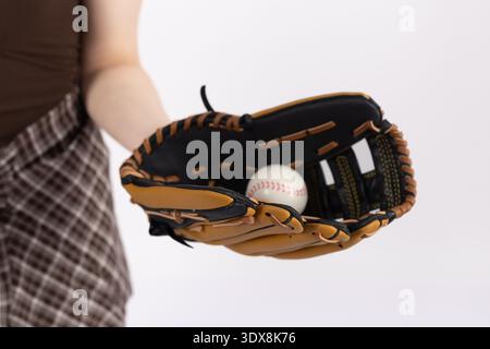 Nahaufnahme einer Frau mit Baseballhandschuh und Ball Stockfoto