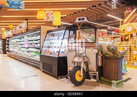 Phuket Thailand 29 11 2025: Eine moderne Supermarktkette Tops in Thailand. Das Hauptelement des Innenraums ist ein Tuk-Tuk, das als Schaufenster stilisiert ist, A Stockfoto