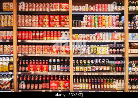 Phuket Thailand 29 11 2025: Ein Regal mit einer großen Auswahl an Getränken und Bier in einem Einzelhandelsgeschäft. In den Regalen finden Sie alkoholische Getränke: Bier verschiedener br Stockfoto