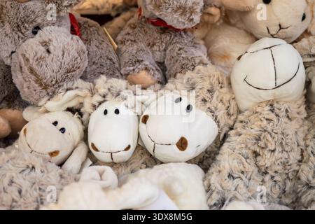 Eine Gruppe Weicher Plüschtiere Mit Schaf- Und Lammspielzeug In Nahaufnahme. Stockfoto