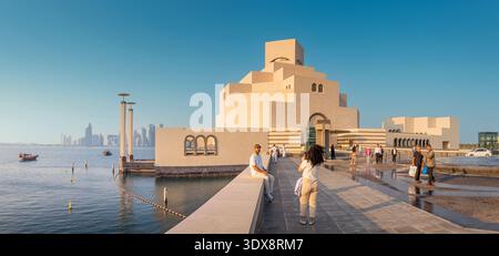 29. November 2025, Doha, Katar: Museum für Islamische Kunst am Ufer von Doha. Die Leute besuchen das Museum Stockfoto