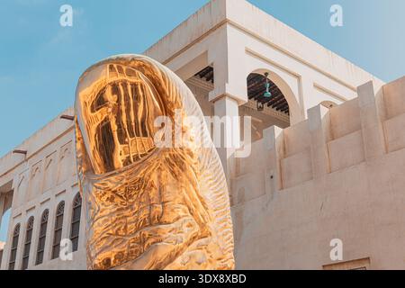 29. November 2025, Doha, Katar: Skulpturenkunstwerk Le Pouce von Cesar Baldaccini in Souq Waqif, das die traditionelle Architektur des Nahen Ostens widerspiegelt Stockfoto