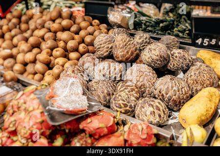 Frische tropische Früchte wie Vanilleäpfel, Kiwis, Pitayas und Papayas werden in einem Lebensmittelgeschäft verkauft Stockfoto