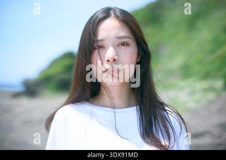 Eine junge Frau, die sich einsam und ängstlich fühlt Stockfoto