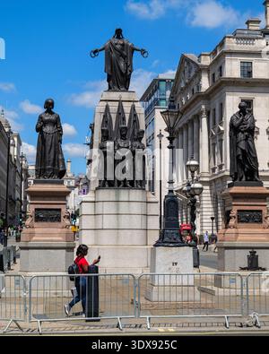 London - 07 08 2022: Blick auf den Waterloo Square, mit dem Guards Crim war Memorial und der Florence Nightingale Statue auf der linken Seite und dem Sidney Kraut Stockfoto