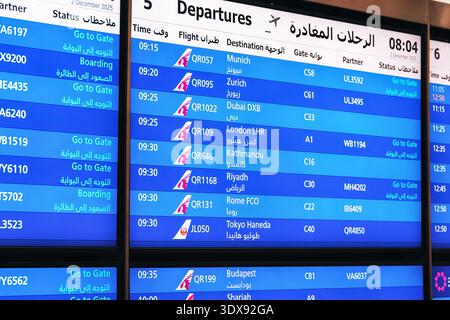 2. Dezember 2025, Doha, Katar: Flughafen-Bildschirm mit Abflugzeiten, Zielen und Gate-Nummern von Qatar Airways für Reisende Stockfoto