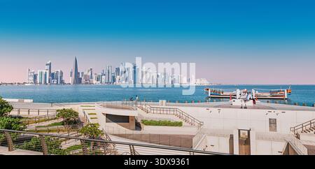30. November 2025, Doha, Katar: Skyline mit modernen Wolkenkratzern in der West Bay Area am Persischen Golf, mit traditionellen Dhow-Booten Stockfoto