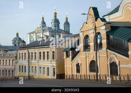 SMOLENSK, RUSSLAND - 12. JULI 2024: Kathedrale der Himmelfahrt und Kirche des Heiligen Johannes des Täufers des Klosters der Heiligen Dreifaltigkeit. Smolensk, Rus Stockfoto