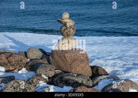 Steinpyramide auf dem Hintergrund der Barentssee. Teriberka, Region Murmansk, Russland Stockfoto