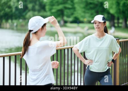 Junge Frauen, die sich auf Sport vorbereiten Stockfoto