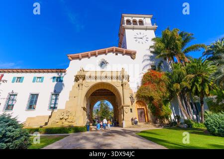 Santa Barbara, Kalifornien - 29. Dezember 2025: Majestätisches Äußere des Santa Barbara County Courthouse mit seinem berühmten Torbogen und Uhrenturm darunter Stockfoto