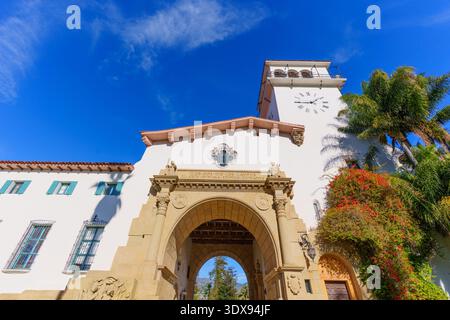 Santa Barbara, Kalifornien - 29. Dezember 2025: Das Santa Barbara County Courthouse zeigt die spanische Kolonialarchitektur mit seiner prominenten Uhr Stockfoto