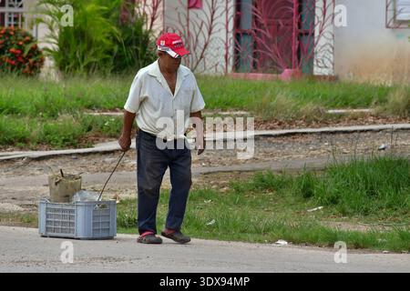 Ein Mann, der die Straße in Ciego de Avila, Kuba, runtergeht Stockfoto