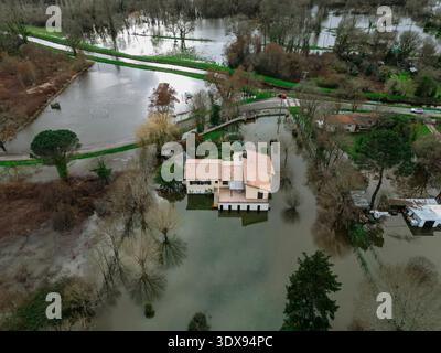 Isle-Saint-Georges, Frankreich - 20. Februar 2026: Aus der Vogelperspektive eines einsamen Hauses, das widerstandsfähig inmitten des Fluten steht und den düsteren Himmel reflektiert Stockfoto