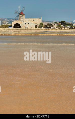 Historische Windmühle für die Salzgewinnung im Naturreservat Saline di Trapani e Paceco in der Nähe von Marsala, Sizilien, Italien. Stockfoto