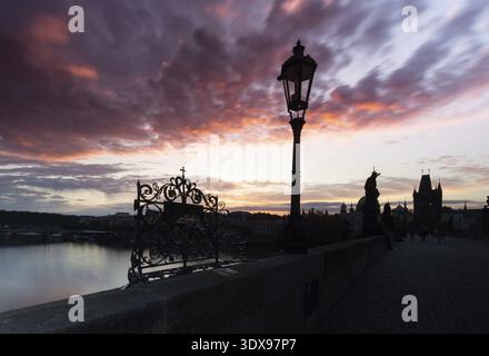 Berühmtes ikonisches Bild der Karlsbrücke, Prag, Tschechische Republik Stockfoto