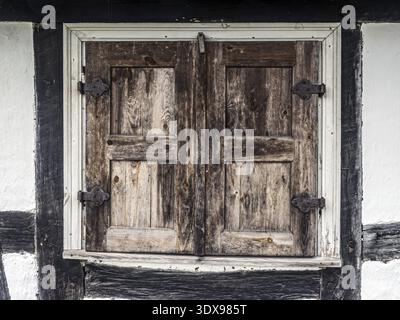 Alten rustikalen hölzernen Fensterläden Stockfoto