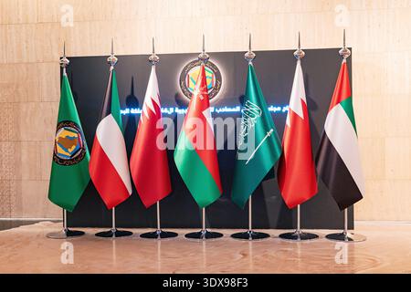 3. Dezember 2025, Bahrain, Manama: Die Fahnen der GCC-mitgliedsstaaten stehen zusammen und symbolisieren regionale Zusammenarbeit, Diplomatie und politische Allianz Stockfoto