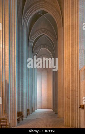 Backsteinsäulen in Grundtvig's Church (Grundtvigs Kirke), Kopenhagen, Dänemark, skandinavische expressionistische Architektur Stockfoto