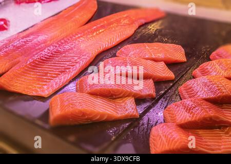 Dieses atemberaubende Foto fängt die Essenz von Frische und Qualität auf einem erstklassigen Fischmarkt oder einem Spezialitätengeschäft ein, wo fachmännisch zubereitete sa Stockfoto