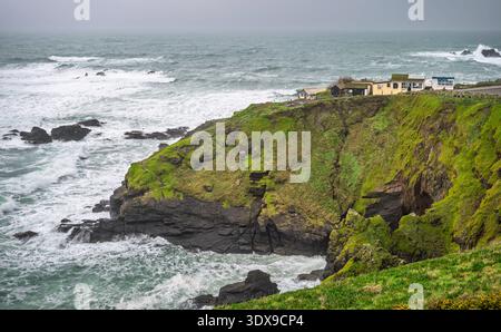Polbream Cove und Lizard Point, der südlichste Punkt im britischen Festland. Lizard Point, Cornwall, England, Großbritannien. Stockfoto