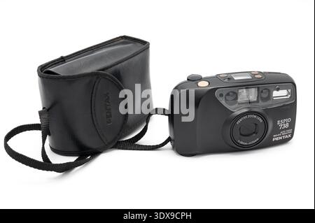 Vintage Pentax Espio 738 35-mm-Kompaktkamera mit original schwarzem Gehäuse und Armband, 38-70-mm-Zoomobjektiv und integriertem Blitz, isoliert auf einem Stockfoto