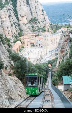 Barcelona Spanien, 20. Februar 2026, Standseilbahn, die den steilen Berg in Richtung Santa Maria de Montserrat abfährt. Dramatische Sicht auf Stockfoto