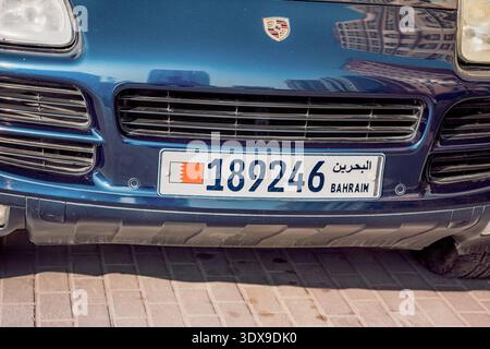 3. Dezember 2025, Bahrain, Manama: Blaue Luxuswagenfront mit Kennzeichen Stockfoto