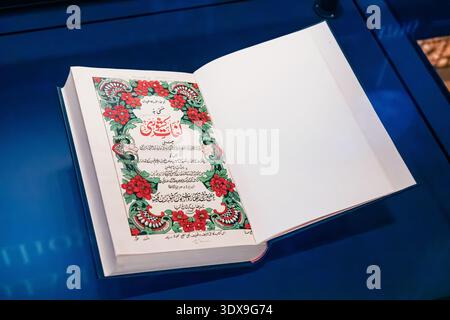 5. Dezember 2025, Abu Dhabi, Vereinigte Arabische Emirate: Offenes Urdu-Wörterbuch Lughat e Kishori mit komplizierten floralen Grenzbildern auf seiner Seite Stockfoto