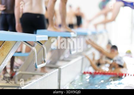 Schwimmer, die sich auf das Rennen auf Startblöcken vorbereiten Stockfoto
