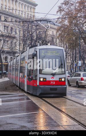Wien - 9. SEPTEMBER: Tramway am 9. September 2011 in Wien. Mit 172 km Gesamtlänge, Wien Straßenbahn gehört zu den größten der Welt. 2009 186. Stockfoto