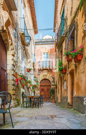 Positano enge Straße mit bunten Häusern und gemütlichem Café im Freien in der Altstadt, Kampanien, Italien. Mediterrane Architektur im Dorf Amalfiküste Stockfoto