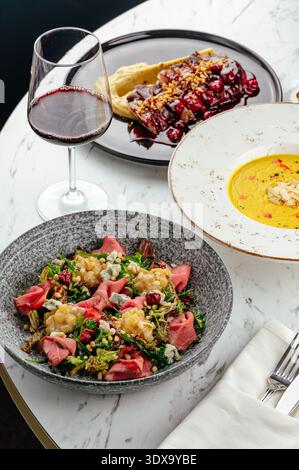 Salat mit Rindfleisch, Blauschimmelkäse, Kräutern und Soße Stockfoto